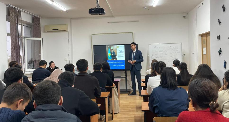 ҮЗДІК МЕМЛЕКЕТТІК ҚЫЗМЕТШІ СТУДЕНТТЕРМЕН КЕЗДЕСТІ