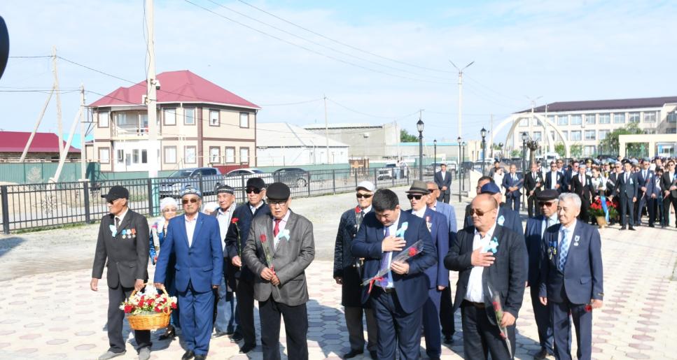 Боздақтар ескерткішіне гүл шоқтары қойылды