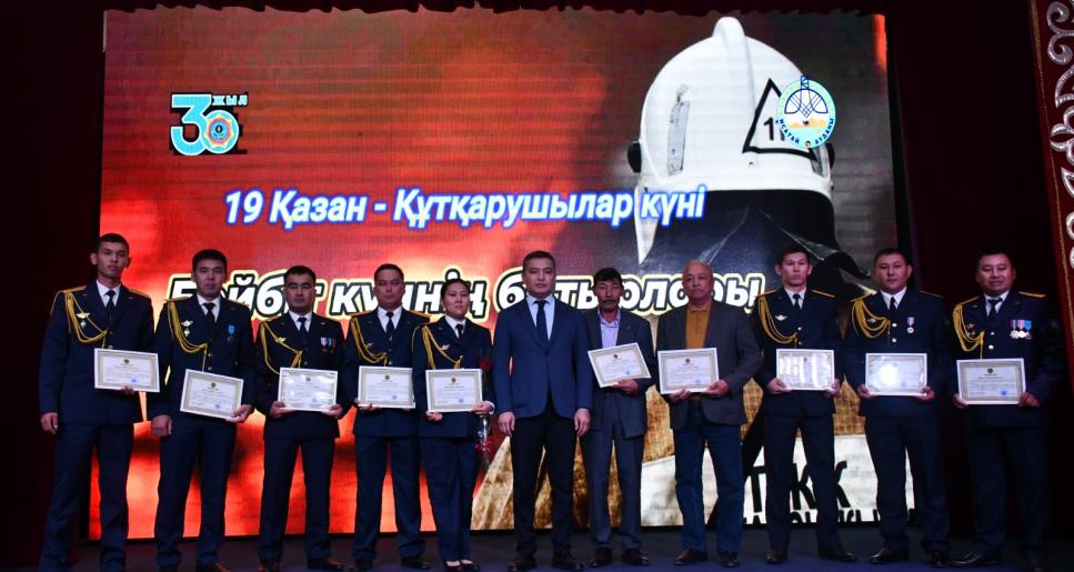 Бейбіт күннің батырлары марапат төрінде