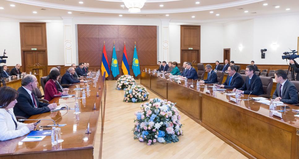 Қазақстан Премьер-министрі Олжас Бектенов пен Армения Премьер-министрі Никол Пашинян сауда-экономикалық ынтымақтастық мәселелерін талқылады