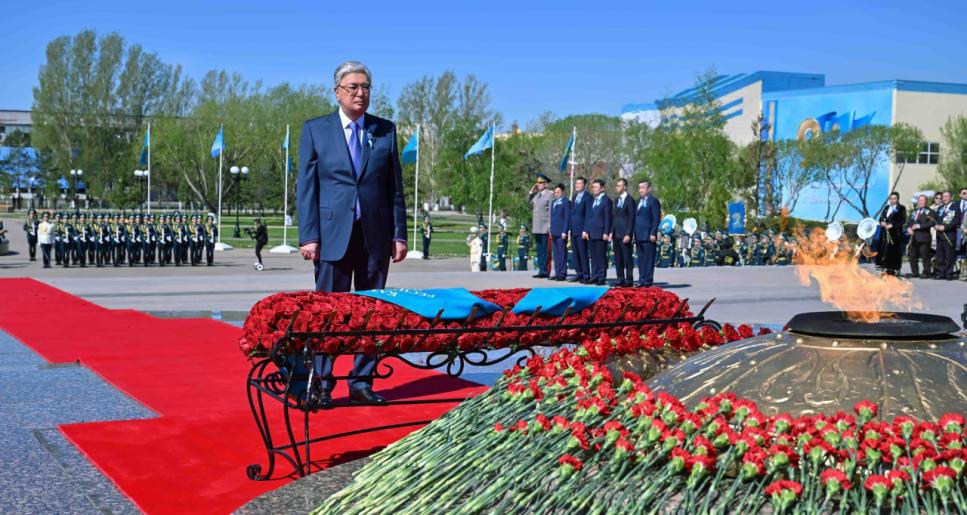 Президент Қасым-Жомарт Тоқаев «Отан Ана» монументіне гүл шоғын қойды