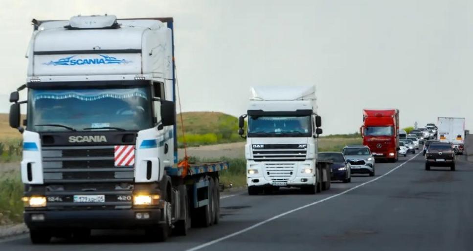 Жүк көліктерін заңсыз тіркеумен айналысқан топтың сыбайласы Ресейден экстрадицияланды