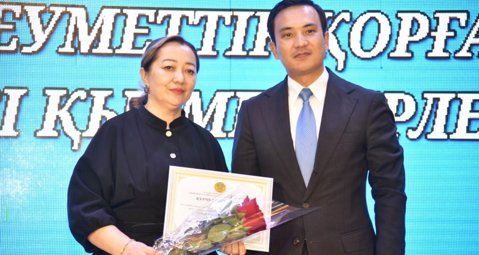 Атырауда әлеуметтік қорғау жүйесі қызметкерлері кәсіби мерекесін атап өтті