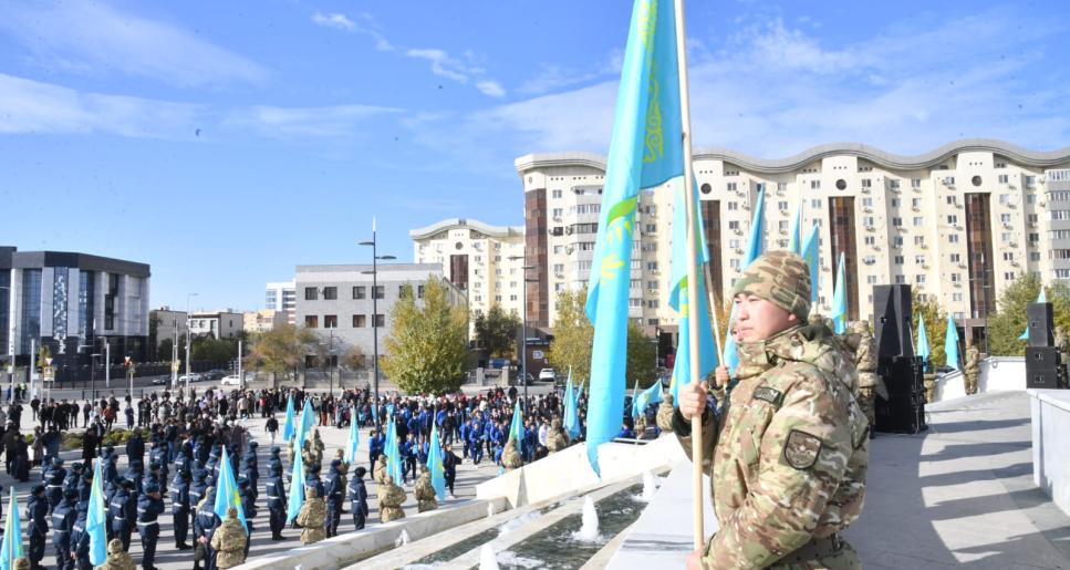 Атырауда Республика күніне орай Мемлекеттік Ту көтеру рәсіміне 600-ден аса тұрғын қатысты